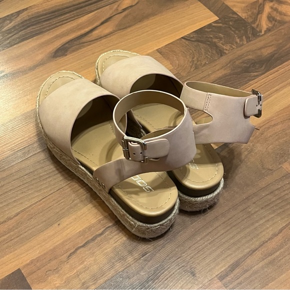 Soda topic women’s platform sandals - Picture 2 of 2